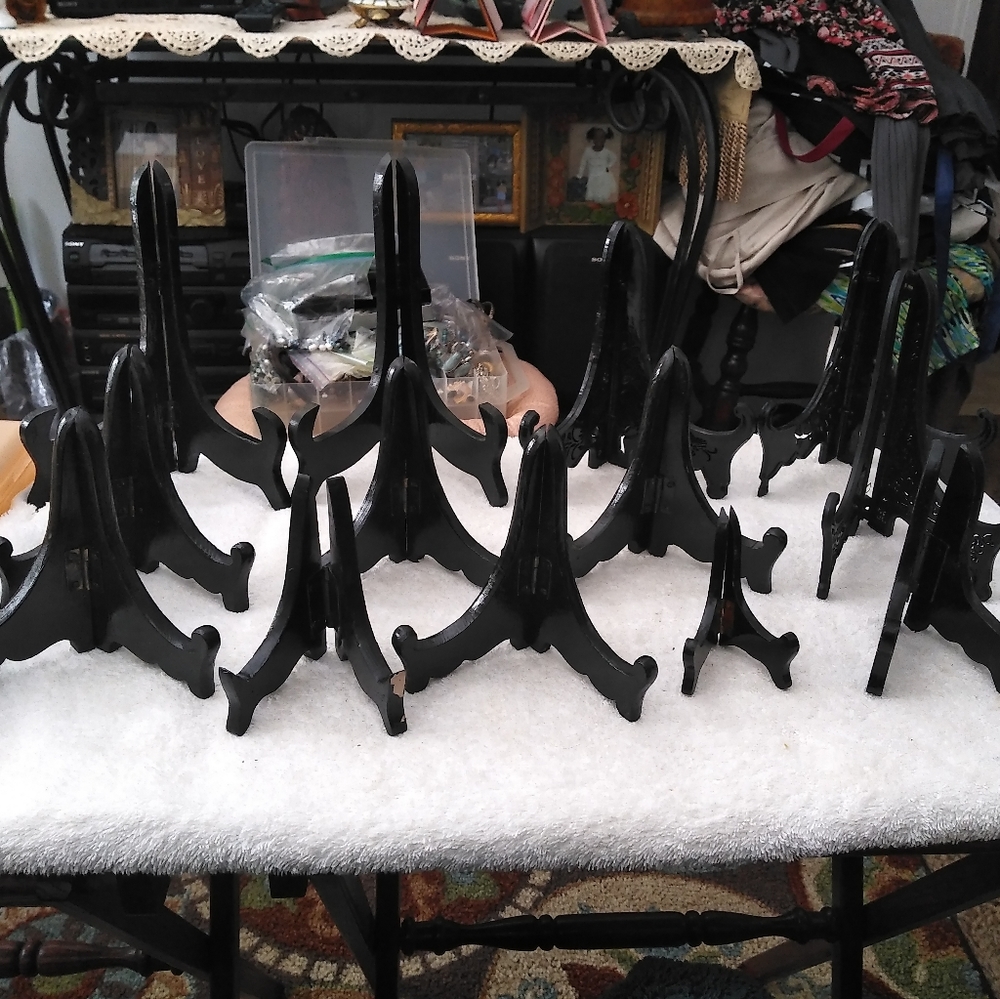 12  Easels